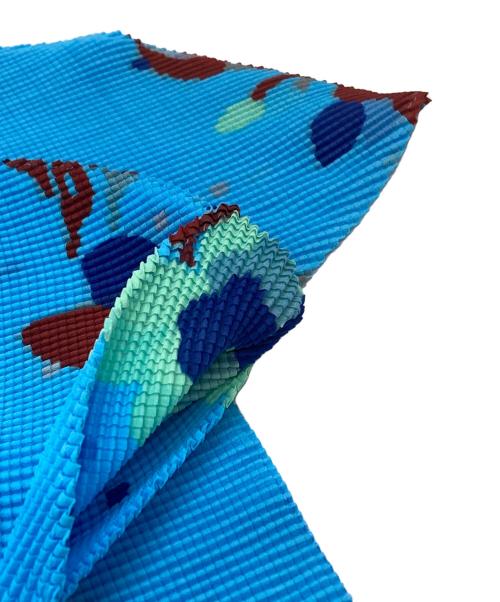 me ISSEY MIYAKE（ミーイッセイ ミヤケ）me ISSEY MIYAKE (ミーイッセイ ミヤケ) フラワープリントプリーツカットソー ブルー サイズ:FREEの古着・服飾アイテム