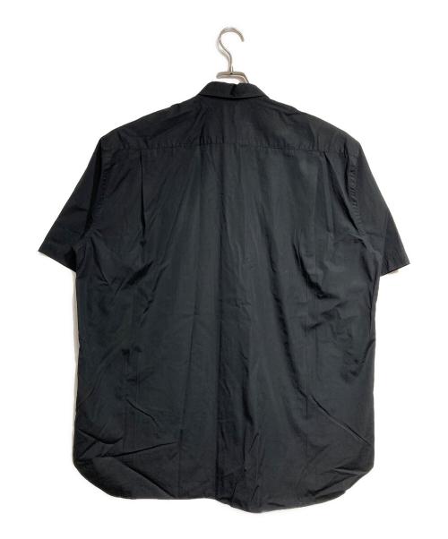 COMME des GARCONS HOMME（コムデギャルソン オム）COMME des GARCONS HOMME (コムデギャルソン オム) 綿ブロード製品洗S/Sロゴ刺繍シャツ ブラック サイズ:Lの古着・服飾アイテム