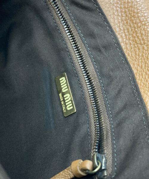 MIU MIU（ミュウミュウ）MIU MIU (ミュウミュウ) ターンロックレザーワンショルダーバッグ/Turnlock Leather One-Shoulder Bag ブラウンの古着・服飾アイテム
