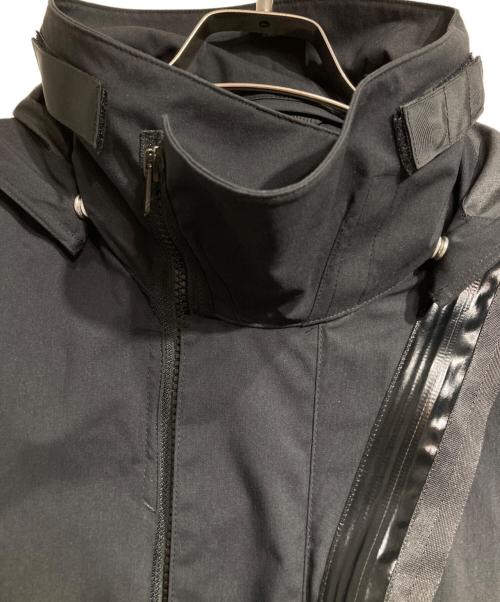 ACRONYM（アクロニウム）ACRONYM (アクロニウム) J115K-E ENCAPSULATED INTEROPS JACKET/エンキャプスレイテッドナイロン インターロプスジャケット ブラック サイズ:Mの古着・服飾アイテム