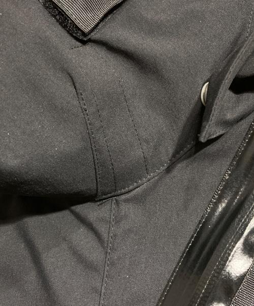 ACRONYM（アクロニウム）ACRONYM (アクロニウム) J115K-E ENCAPSULATED INTEROPS JACKET/エンキャプスレイテッドナイロン インターロプスジャケット ブラック サイズ:Mの古着・服飾アイテム