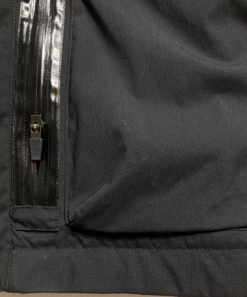 ACRONYM（アクロニウム）ACRONYM (アクロニウム) J115K-E ENCAPSULATED INTEROPS JACKET/エンキャプスレイテッドナイロン インターロプスジャケット ブラック サイズ:Mの古着・服飾アイテム