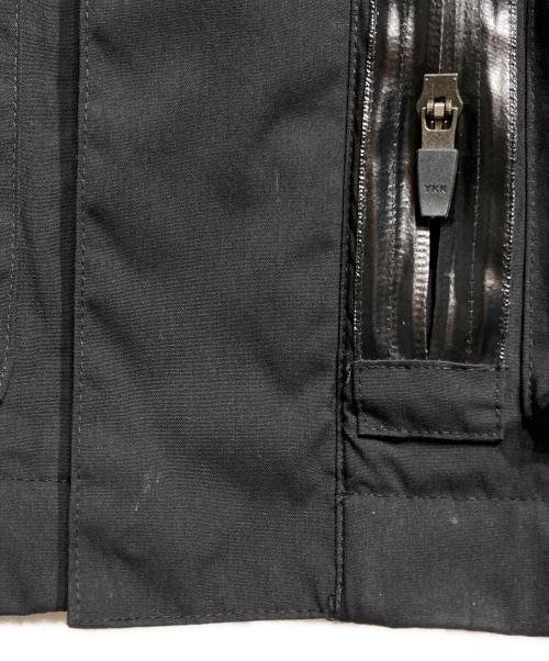 ACRONYM（アクロニウム）ACRONYM (アクロニウム) J115K-E ENCAPSULATED INTEROPS JACKET/エンキャプスレイテッドナイロン インターロプスジャケット ブラック サイズ:Mの古着・服飾アイテム