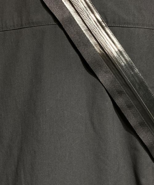 ACRONYM（アクロニウム）ACRONYM (アクロニウム) J115K-E ENCAPSULATED INTEROPS JACKET/エンキャプスレイテッドナイロン インターロプスジャケット ブラック サイズ:Mの古着・服飾アイテム