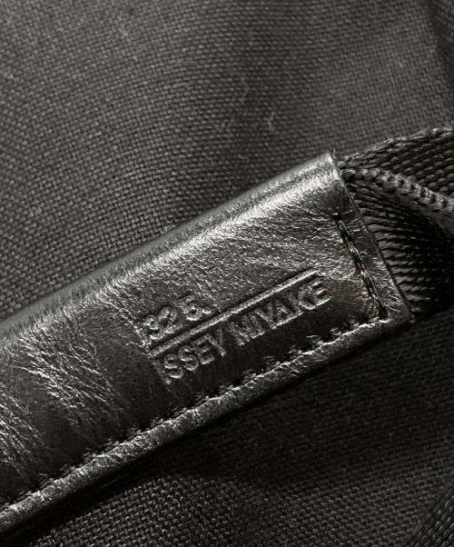ISSEY MIYAKE（イッセイミヤケ）ISSEY MIYAKE (イッセイミヤケ) コーティングプリーツバッグ/Coated pleated bag ブラック サイズ:-の古着・服飾アイテム