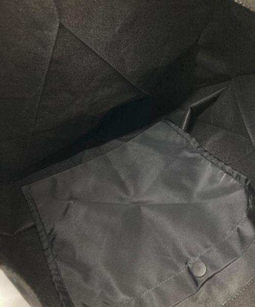 ISSEY MIYAKE（イッセイミヤケ）ISSEY MIYAKE (イッセイミヤケ) コーティングプリーツバッグ/Coated pleated bag ブラック サイズ:-の古着・服飾アイテム