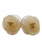 CHANELシャネル）の古着「カメリアココマークピアス/ Camellia CC Logo Earrings」｜アイボリー