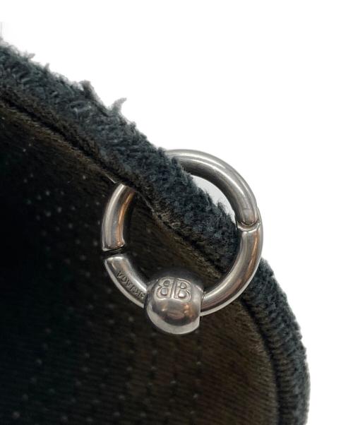 BALENCIAGA（バレンシアガ）BALENCIAGA (バレンシアガ) Destroyed Piercing BB CAP/デストロイ・ピアシング・ビービー・キャップ グレー×レッド サイズ:Lの古着・服飾アイテム