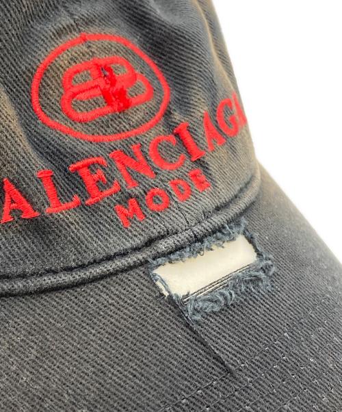BALENCIAGA（バレンシアガ）BALENCIAGA (バレンシアガ) Destroyed Piercing BB CAP/デストロイ・ピアシング・ビービー・キャップ グレー×レッド サイズ:Lの古着・服飾アイテム