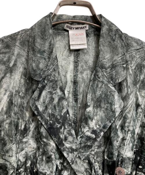 ISSEY MIYAKE（イッセイミヤケ）ISSEY MIYAKE (イッセイミヤケ) 転写プリーツシアーブラウス/Transfer print pleated sheer blouse グレー サイズ:Mの古着・服飾アイテム
