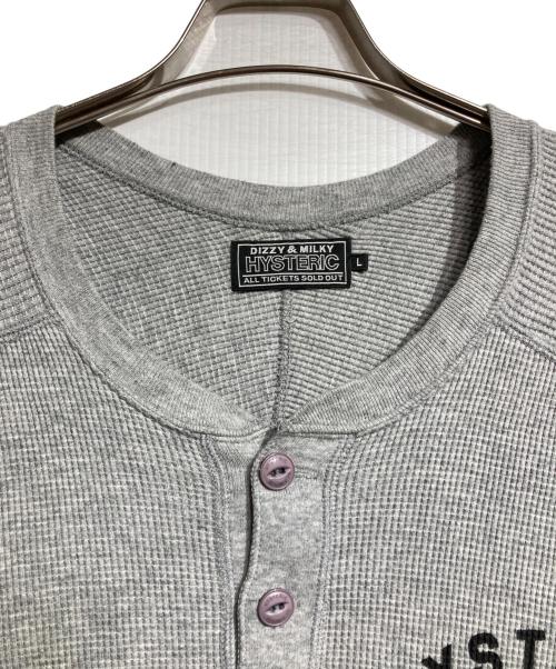 Hysteric Glamour（ヒステリックグラマー）Hysteric Glamour (ヒステリックグラマー) DEVIL'S MCヘンリーネック スウェット/Henley neck sweatshirt グレー サイズ:Lの古着・服飾アイテム