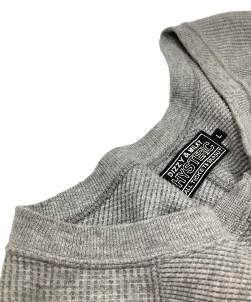 Hysteric Glamour（ヒステリックグラマー）Hysteric Glamour (ヒステリックグラマー) DEVIL'S MCヘンリーネック スウェット/Henley neck sweatshirt グレー サイズ:Lの古着・服飾アイテム