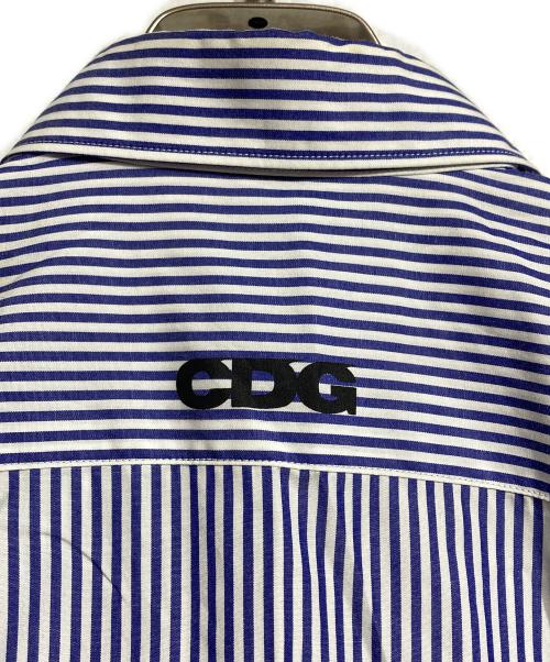 CDG（シーディージー）CDG (シーディージー) バックプリントストライプシャツ/Striped shirt ブルー サイズ:Sの古着・服飾アイテム