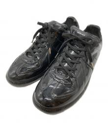Maison Margiela（メゾンマルジェラ）の古着「パテントジャーマントレーナースニーカー/Patent Leather German Army Trainer Sneakers」｜ブラック