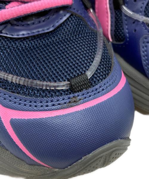 asics（アシックス）asics (アシックス) YOASOBI (ヨアソビ) GEL-KINETIC FLUENT Y/ゲルキネティック フルエント ワイ ネイビー×ピンク サイズ:23.5㎝の古着・服飾アイテム