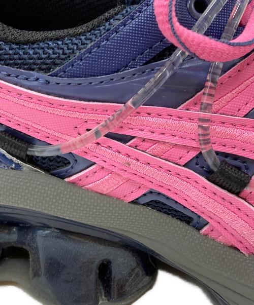 asics（アシックス）asics (アシックス) YOASOBI (ヨアソビ) GEL-KINETIC FLUENT Y/ゲルキネティック フルエント ワイ ネイビー×ピンク サイズ:23.5㎝の古着・服飾アイテム