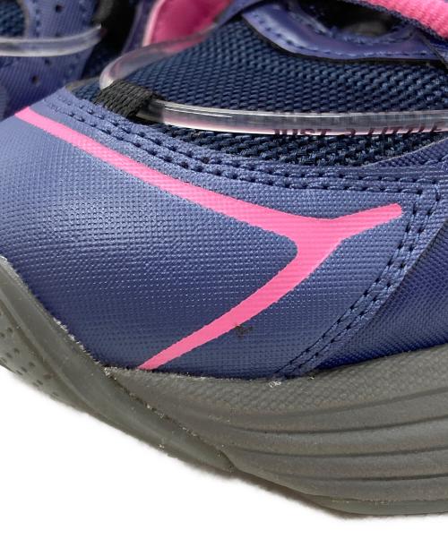 asics（アシックス）asics (アシックス) YOASOBI (ヨアソビ) GEL-KINETIC FLUENT Y/ゲルキネティック フルエント ワイ ネイビー×ピンク サイズ:23.5㎝の古着・服飾アイテム