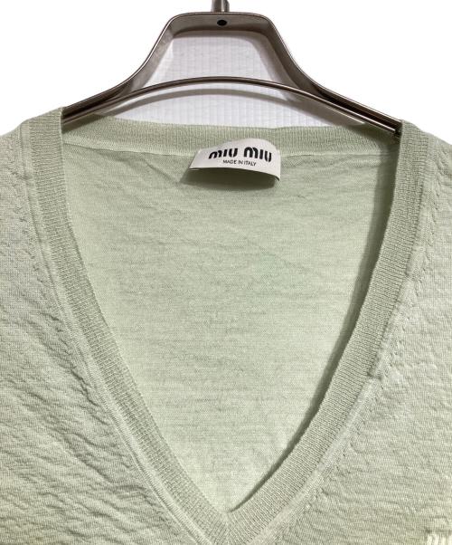 MIU MIU（ミュウミュウ）MIU MIU (ミュウミュウ) エンボスロゴVネックカシミヤニット/Cashmere knit グリーン サイズ:38の古着・服飾アイテム