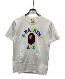 A BATHING APE（アベイシングエイプ）の古着「カレッジロゴプリントTシャツ」｜ホワイト