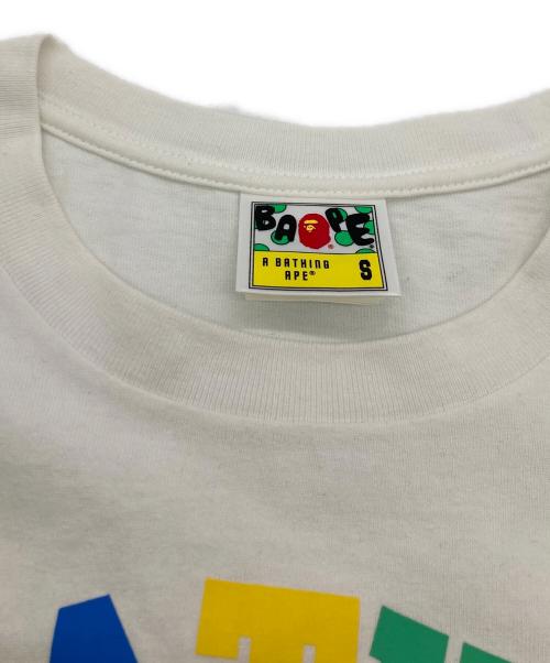 A BATHING APE（アベイシングエイプ）A BATHING APE (アベイシングエイプ) カレッジロゴプリントTシャツ ホワイト サイズ:Sの古着・服飾アイテム