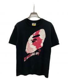 BAPE BY A BATHING APE（ベイプバイアベイシングエイプ）の古着「グラフィック Tシャツ」｜ピンク×ブラック