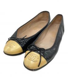 CHANEL（シャネル）の古着「バイカラーキャップトゥパンプス/Two-tone cap-toe pumps」｜ブラック