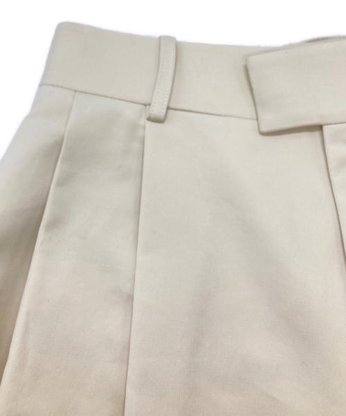 BOTTEGA VENETA（ボッテガベネタ）BOTTEGA VENETA (ボッテガベネタ) タックワイドバギーショーツ アイボリー サイズ:38の古着・服飾アイテム