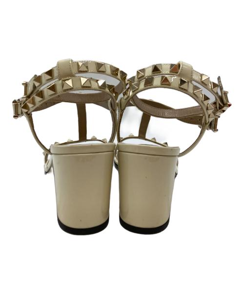 VALENTINO GARAVANI（ヴァレンティノ・ガラヴァーニ）VALENTINO GARAVANI (ヴァレンティノ・ガラヴァーニ) ロックススタッズサンダル/Rockstud sandals ベージュ サイズ:23.5cmの古着・服飾アイテム