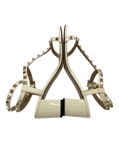 VALENTINO GARAVANI（ヴァレンティノ・ガラヴァーニ）VALENTINO GARAVANI (ヴァレンティノ・ガラヴァーニ) ロックススタッズサンダル/Rockstud sandals ベージュ サイズ:23.5cmの古着・服飾アイテム