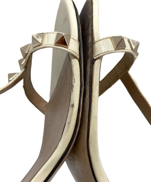 VALENTINO GARAVANI（ヴァレンティノ・ガラヴァーニ）VALENTINO GARAVANI (ヴァレンティノ・ガラヴァーニ) ロックススタッズサンダル/Rockstud sandals ベージュ サイズ:23.5cmの古着・服飾アイテム