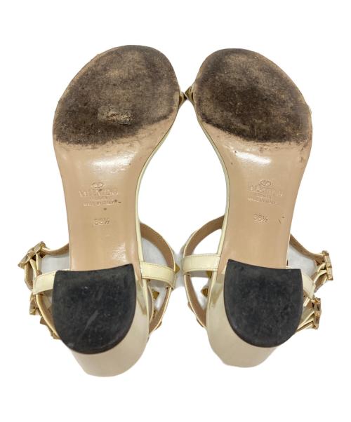 VALENTINO GARAVANI（ヴァレンティノ・ガラヴァーニ）VALENTINO GARAVANI (ヴァレンティノ・ガラヴァーニ) ロックススタッズサンダル/Rockstud sandals ベージュ サイズ:23.5cmの古着・服飾アイテム