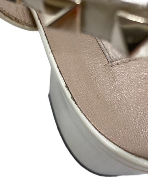 VALENTINO GARAVANI（ヴァレンティノ・ガラヴァーニ）VALENTINO GARAVANI (ヴァレンティノ・ガラヴァーニ) ロックススタッズサンダル/Rockstud sandals ベージュ サイズ:23.5cmの古着・服飾アイテム