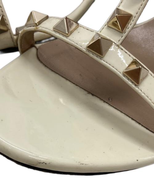VALENTINO GARAVANI（ヴァレンティノ・ガラヴァーニ）VALENTINO GARAVANI (ヴァレンティノ・ガラヴァーニ) ロックススタッズサンダル/Rockstud sandals ベージュ サイズ:23.5cmの古着・服飾アイテム