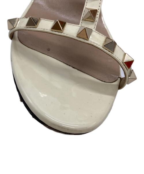 VALENTINO GARAVANI（ヴァレンティノ・ガラヴァーニ）VALENTINO GARAVANI (ヴァレンティノ・ガラヴァーニ) ロックススタッズサンダル/Rockstud sandals ベージュ サイズ:23.5cmの古着・服飾アイテム
