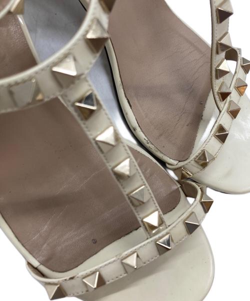 VALENTINO GARAVANI（ヴァレンティノ・ガラヴァーニ）VALENTINO GARAVANI (ヴァレンティノ・ガラヴァーニ) ロックススタッズサンダル/Rockstud sandals ベージュ サイズ:23.5cmの古着・服飾アイテム