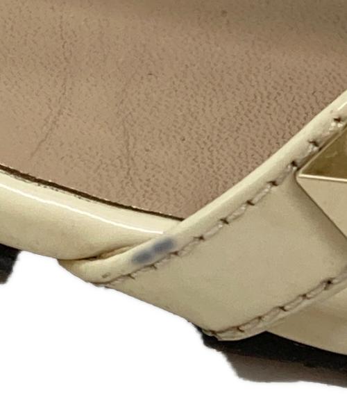 VALENTINO GARAVANI（ヴァレンティノ・ガラヴァーニ）VALENTINO GARAVANI (ヴァレンティノ・ガラヴァーニ) ロックススタッズサンダル/Rockstud sandals ベージュ サイズ:23.5cmの古着・服飾アイテム