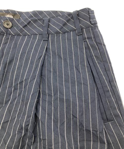 stussy（ステューシー）stussy (ステューシー) 24SS/VOLUME PLEATED SHORT WRINKLED STRIPE ネイビー サイズ:30の古着・服飾アイテム