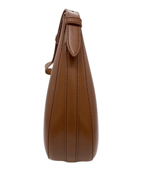 CHARLES & KEITH（チャールズアンドキース）CHARLES & KEITH (チャールズアンドキース) コラメタリックアクセントムートンバッグ ブラウンの古着・服飾アイテム