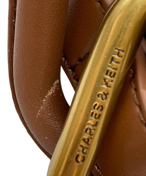 CHARLES & KEITH（チャールズアンドキース）CHARLES & KEITH (チャールズアンドキース) コラメタリックアクセントムートンバッグ ブラウンの古着・服飾アイテム