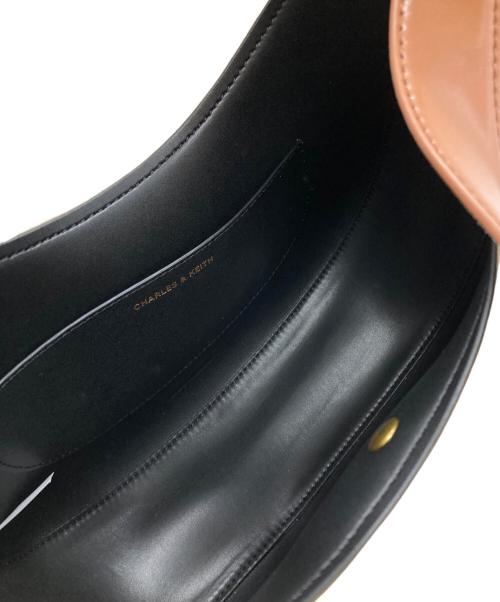 CHARLES & KEITH（チャールズアンドキース）CHARLES & KEITH (チャールズアンドキース) コラメタリックアクセントムートンバッグ ブラウンの古着・服飾アイテム