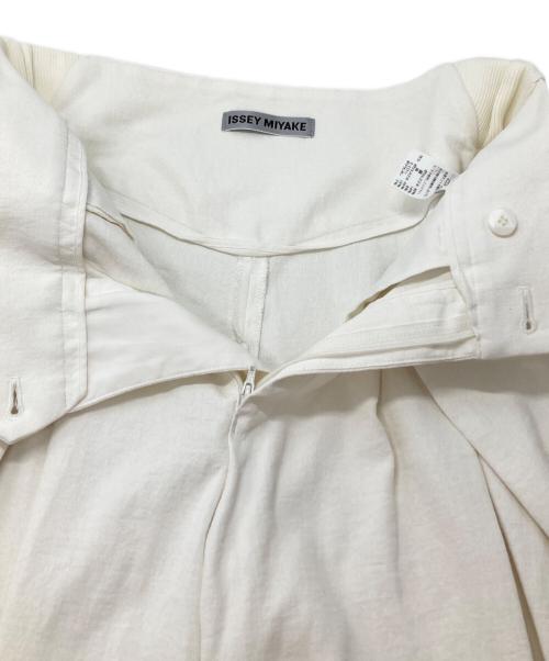 ISSEY MIYAKE（イッセイミヤケ）ISSEY MIYAKE (イッセイミヤケ) コットンリネンタックスラックス/Cotton-Linen Pleated Slacks アイボリー サイズ:1の古着・服飾アイテム
