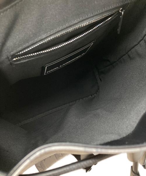 Karl Lagerfeld（カール ラガーフェルド）Karl Lagerfeld (カール ラガーフェルド) コブラバックルバックパック グレーの古着・服飾アイテム