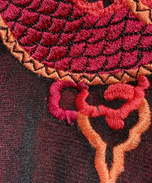 VIVIENNE TAM（ヴィヴィアンタム）VIVIENNE TAM (ヴィヴィアンタム) ドラゴン刺繍ノースリーブカットソー ブラックの古着・服飾アイテム