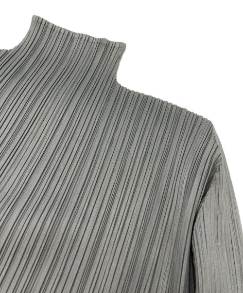 ISSEY MIYAKE（イッセイミヤケ）ISSEY MIYAKE (イッセイミヤケ) プリーツハイネック長袖カットソー/Pleated High-Neck Long-Sleeve Top グリーン サイズ:Mの古着・服飾アイテム