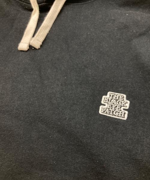 BlackEyePatch（ブラックアイパッチ）BlackEyePatch (ブラックアイパッチ) ポイントロゴプルオーバーパーカー ブラック サイズ:Mの古着・服飾アイテム