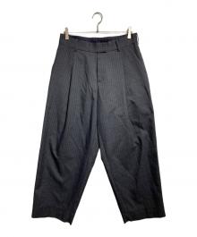 KOLOR（カラー）の古着「タック テーパード ピンストライプ スラックス/Wool polyester pleated tapered pinstripe trousers」｜グレー