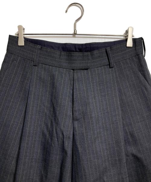 KOLOR（カラー）KOLOR (カラー) タック テーパード ピンストライプ スラックス/Wool polyester pleated tapered pinstripe trousers グレー サイズ:1の古着・服飾アイテム
