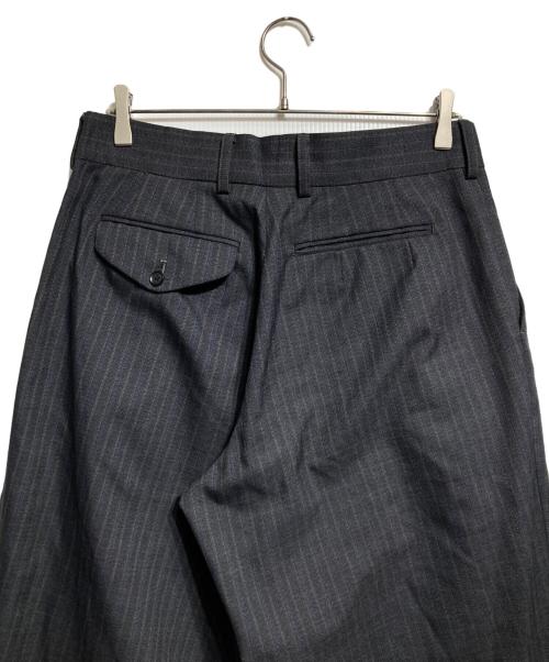 KOLOR（カラー）KOLOR (カラー) タック テーパード ピンストライプ スラックス/Wool polyester pleated tapered pinstripe trousers グレー サイズ:1の古着・服飾アイテム