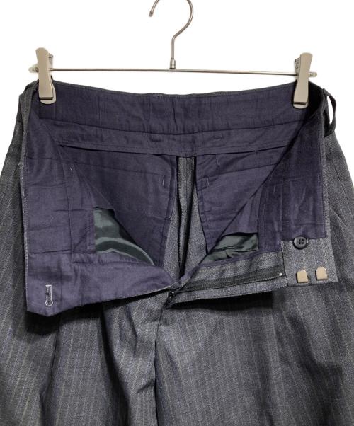 KOLOR（カラー）KOLOR (カラー) タック テーパード ピンストライプ スラックス/Wool polyester pleated tapered pinstripe trousers グレー サイズ:1の古着・服飾アイテム