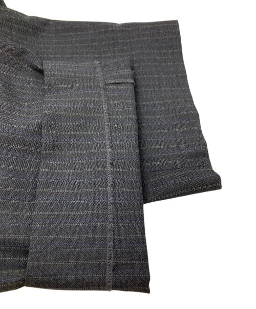 KOLOR（カラー）KOLOR (カラー) タック テーパード ピンストライプ スラックス/Wool polyester pleated tapered pinstripe trousers グレー サイズ:1の古着・服飾アイテム